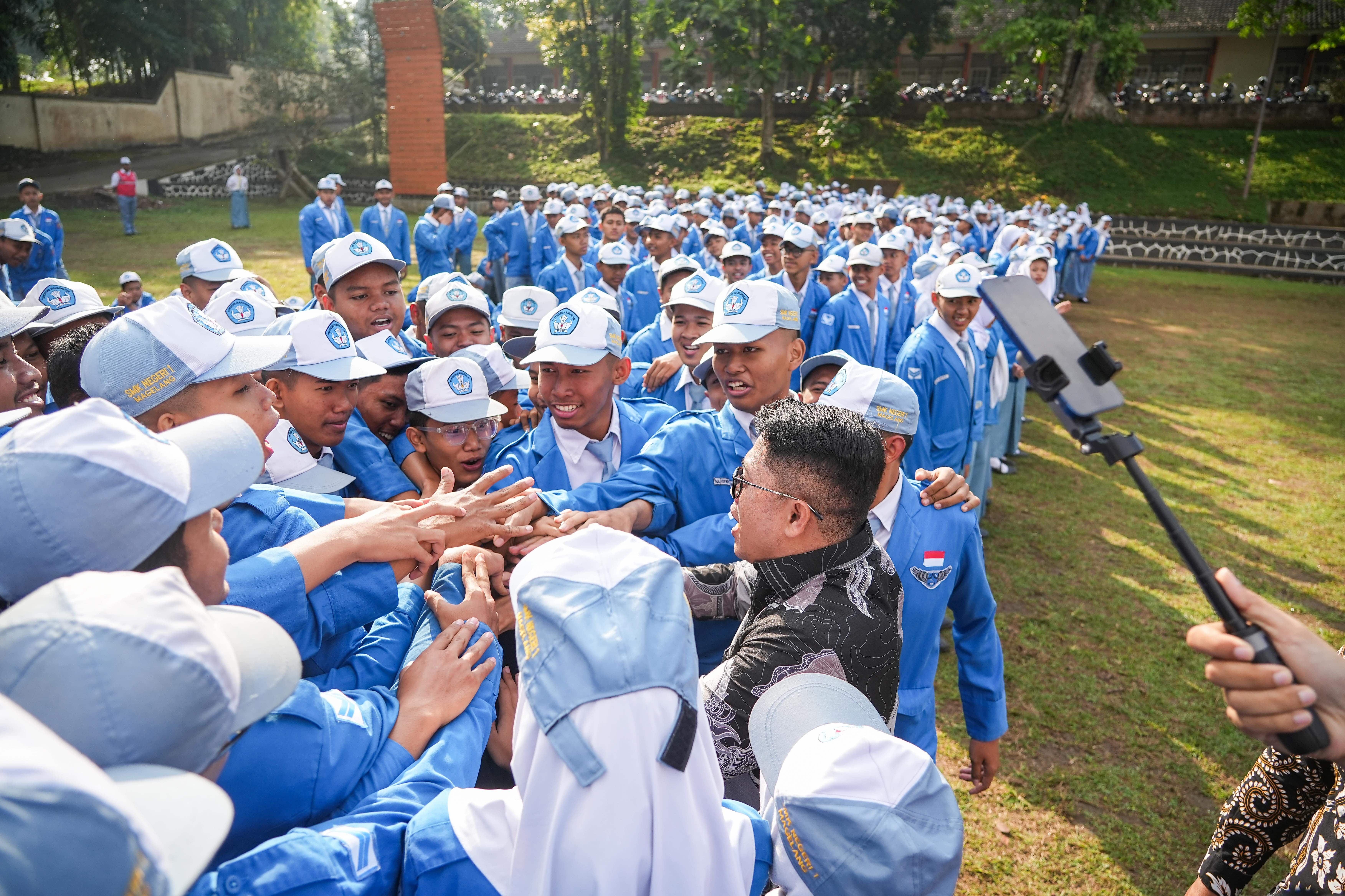 Wali Kota Magelang Damar Prasetyono bersama siswa SMKN 1 Kota Magelang