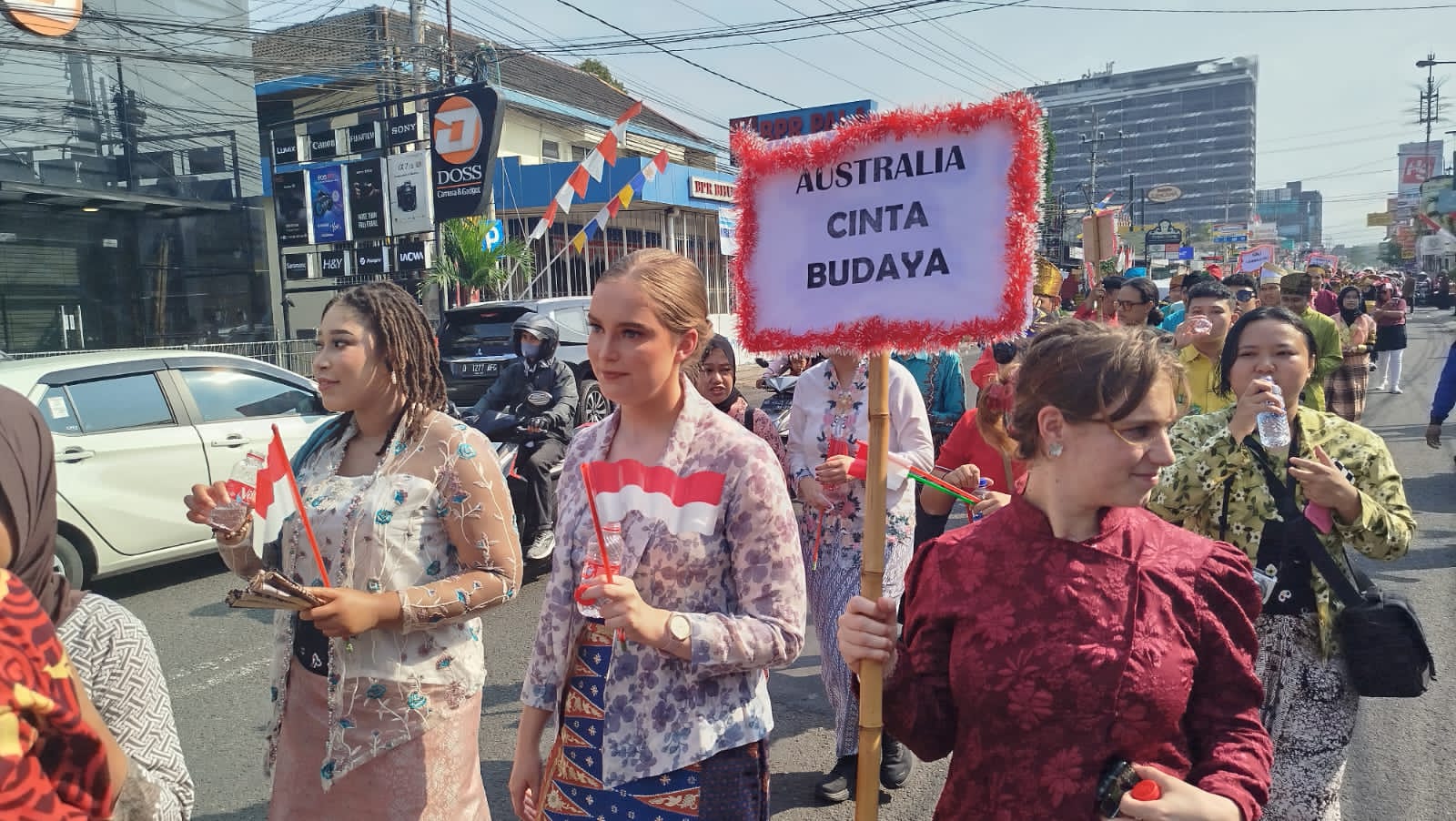Mahasiswa Australia yang sedang kuliah di Jogja ikut kirab budaya Festival Kibar 2025, Minggu (31/8/2025).