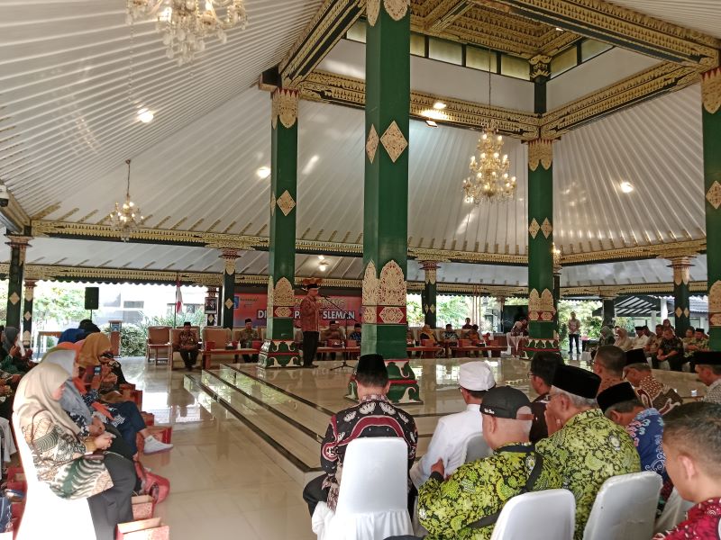 KHIDMAT: Jajaran pegawai di lingkup Pemkab Sleman menggelar doa bersama di Pendopo Parasamya Senin (1/9).