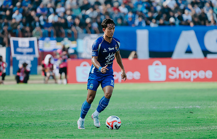 Aksi bek kanan PSIM Jogja Raka Cahyana saat bermain untuk tim Laskar Mataram. 