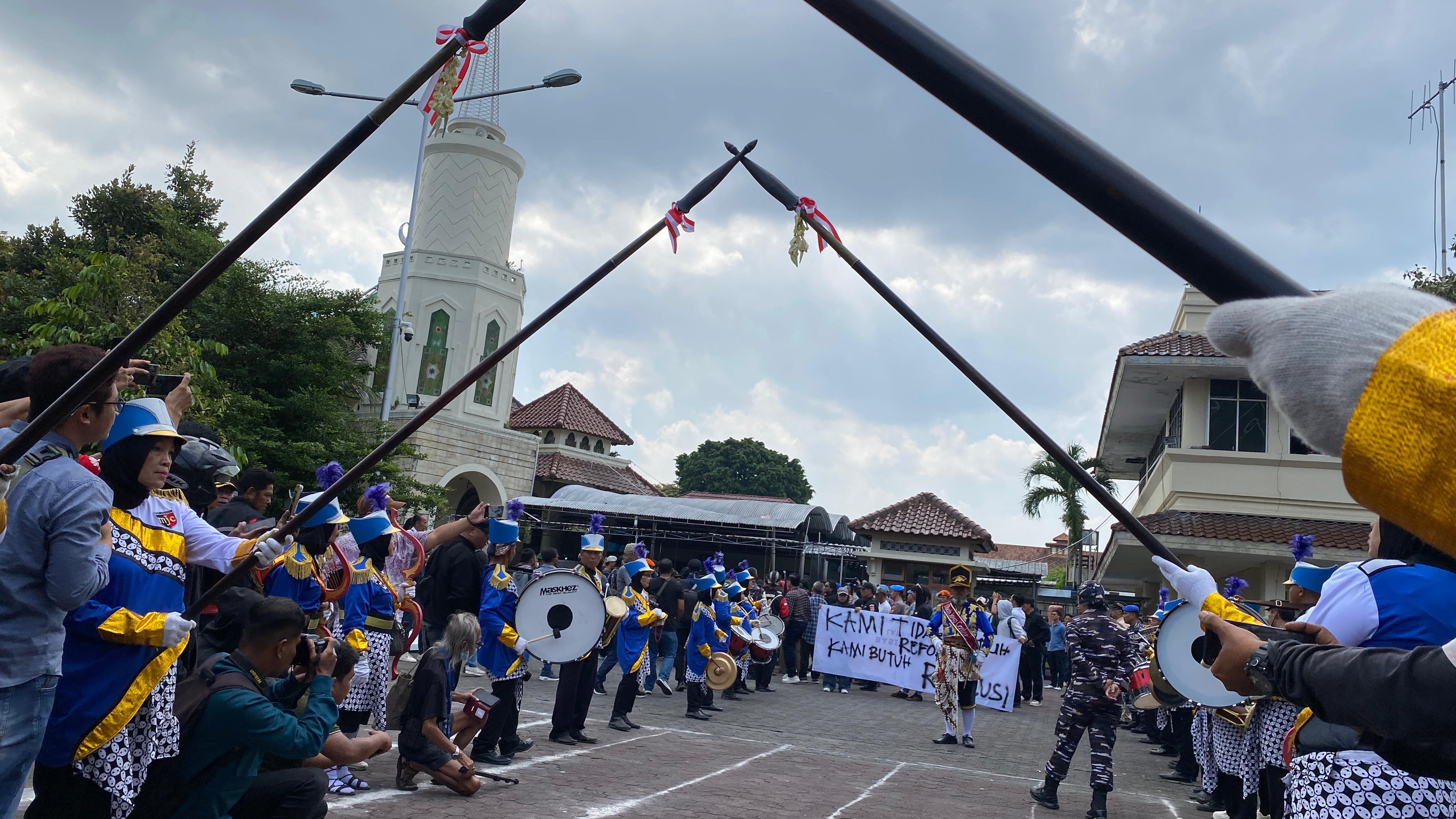 Massa aksi yang lain mendatangi Gedung DPRD DIY, Senin (1/9) siang.