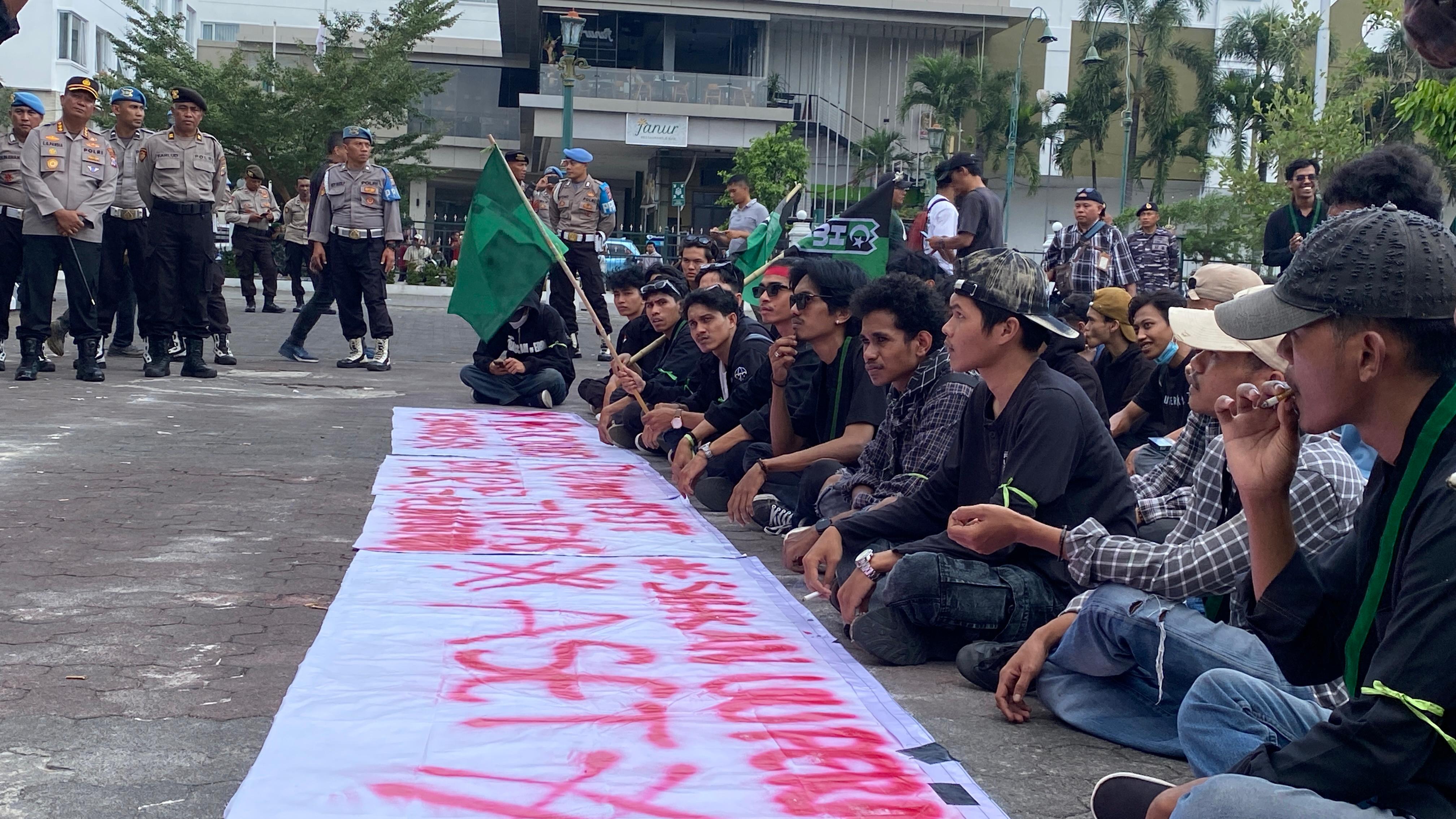 Puluhan massa aksi dari Himpunan Mahasiswa Islam (HMI) Cabang Yogyakarta melakukan aksi di Halaman DPRD DIY, Senin (1/8).