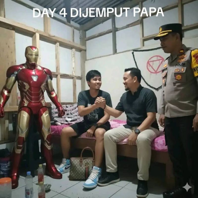 Patung Iron Man milik Ahmad Syahroni saat dijemput aparat kepolisian setelah sebelumnya dijarah warga, Selasa (2/9/2025).
