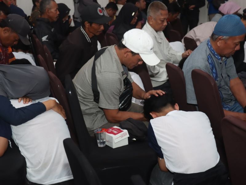 Pelajar yang ditangkap usai melakukan tindakan anarkis di gedung DPRD Kebumen bersimpuh di hadapan orang tua.