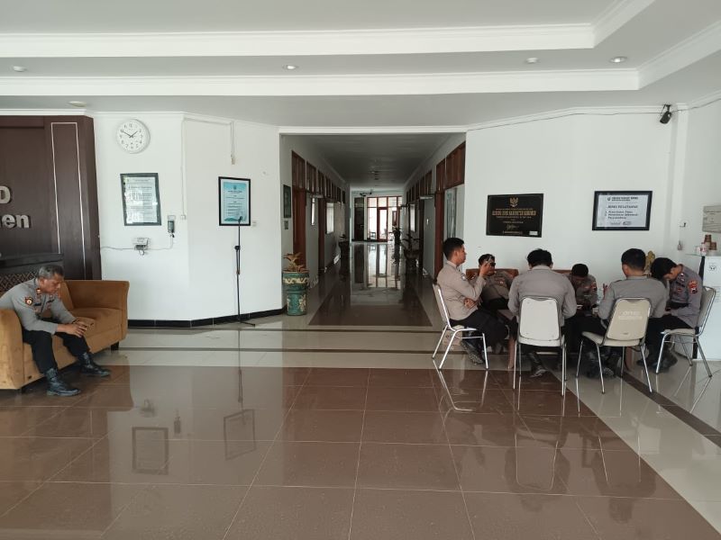 KEMBALI AMAN: Aktivitas anggota dewan dan kesekretariatan di DPRD Kebumen mulai normal pasca kericuhan yang terjadi. Namun aparat keamanan masih berjaga di gedung dewan guna anti