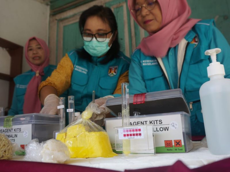 UJI SAMPEL: Dinkes Kota Magelang melakukan pemeriksaan terhadap jajanan di sekolah dan di pasar tradisional Selasa (2/9).