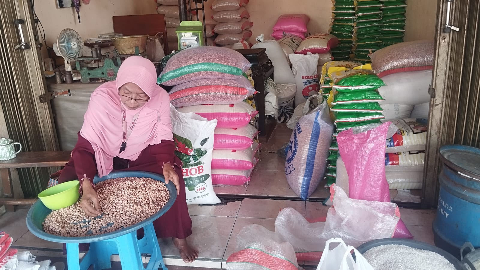 MENUNGGU: Maryati penjual beras di Pasar Bantul sedang menunggu pembeli di kiosnya Selasa (2/9)
