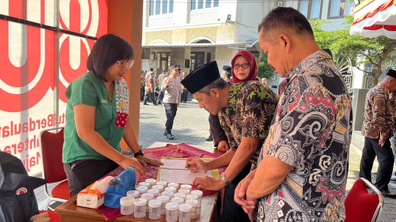 TES URINE: Sejumlah aparatur desa mengikuti tes urine dari BNNK Magelang.