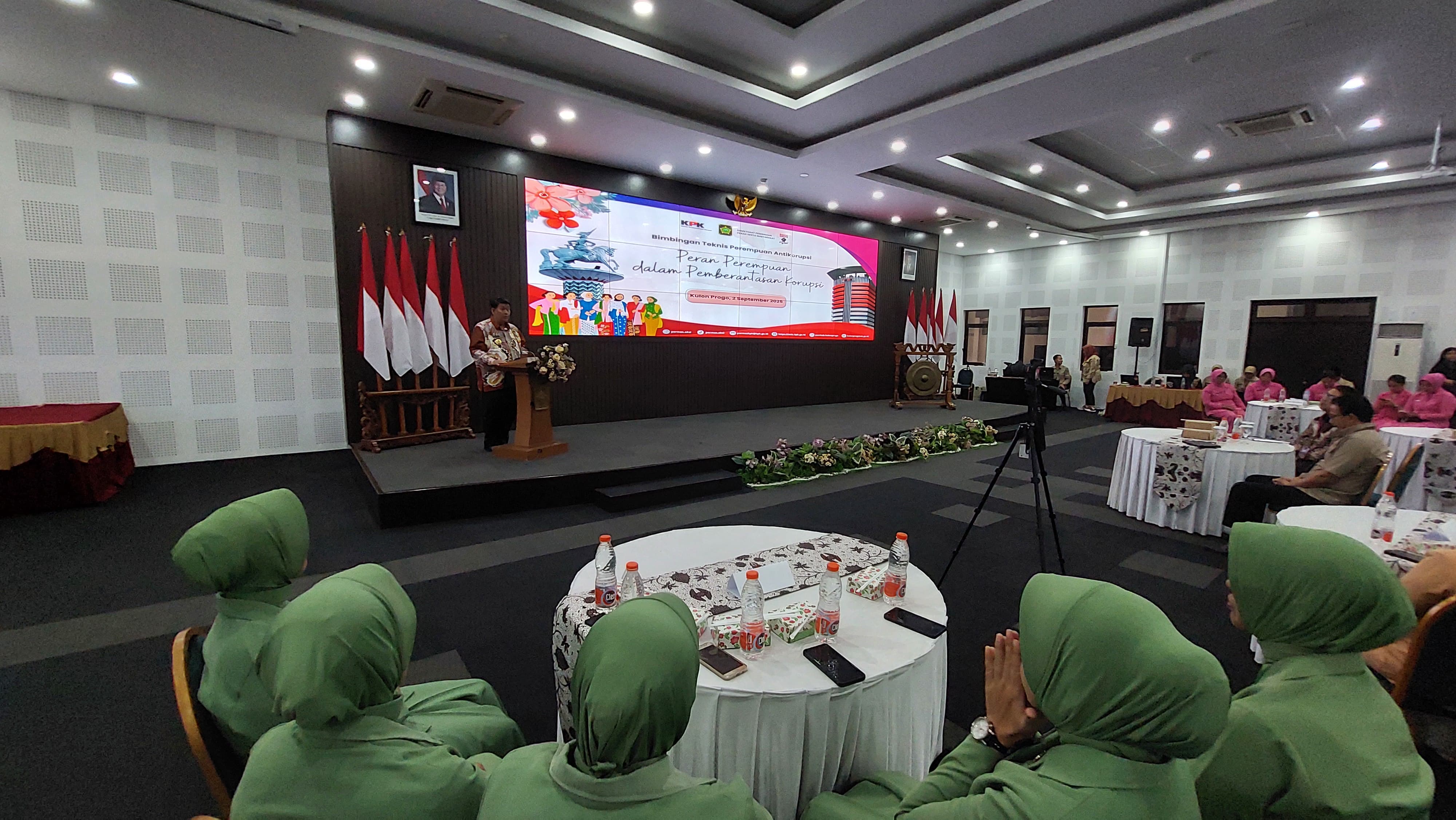 SAMBUTAN: Bupati Kulon Progo menyampaikan peran penting perempuan sebagai garda pencegahan korupsi.