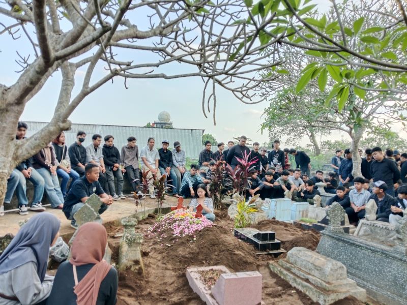Pemakaman mahasiswa Universitas Amikom Jogjakarta Rheza Sendy Pratama di Jaten, Sendanadi, Mlati, Sleman, Minggu (31/8).