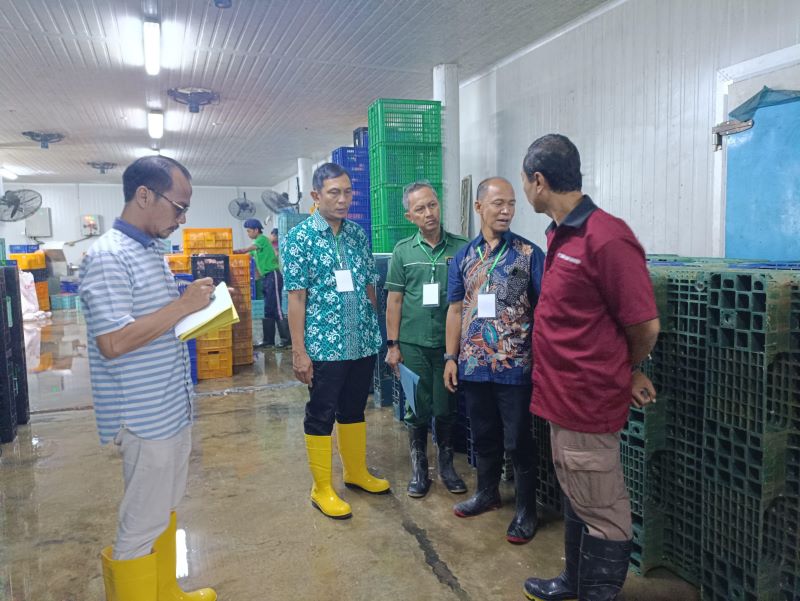 TINJAUAN: Dispeterikan Kabupaten Magelang meninjau PT Granat dan PT Taros Farm terkait penerapan Nomor Kontrol Veteriner (NKV) Selasa (2/9).