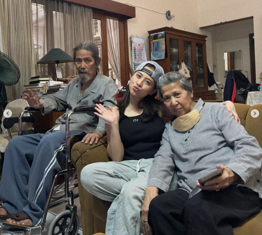 Potret Adhisty Zara bersama kakek (Acil Bimbo) dan neneknya.