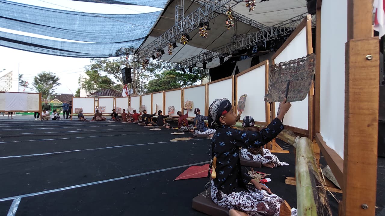 Penampilan belasan dalang cilik menarik penonton di Taman Budaya Kulon Progo.