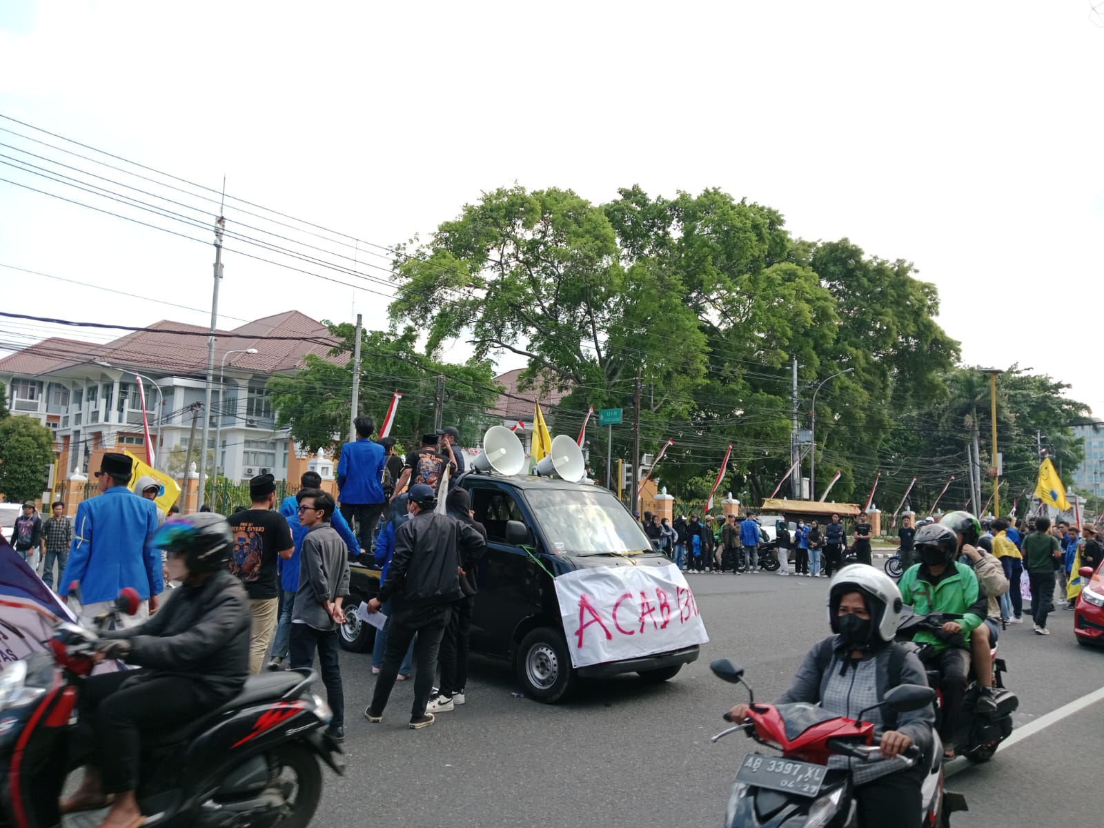 Demonstrasi di Pertigaan Revolusi UIN Sunan Kalijaga Selasa (2/9).