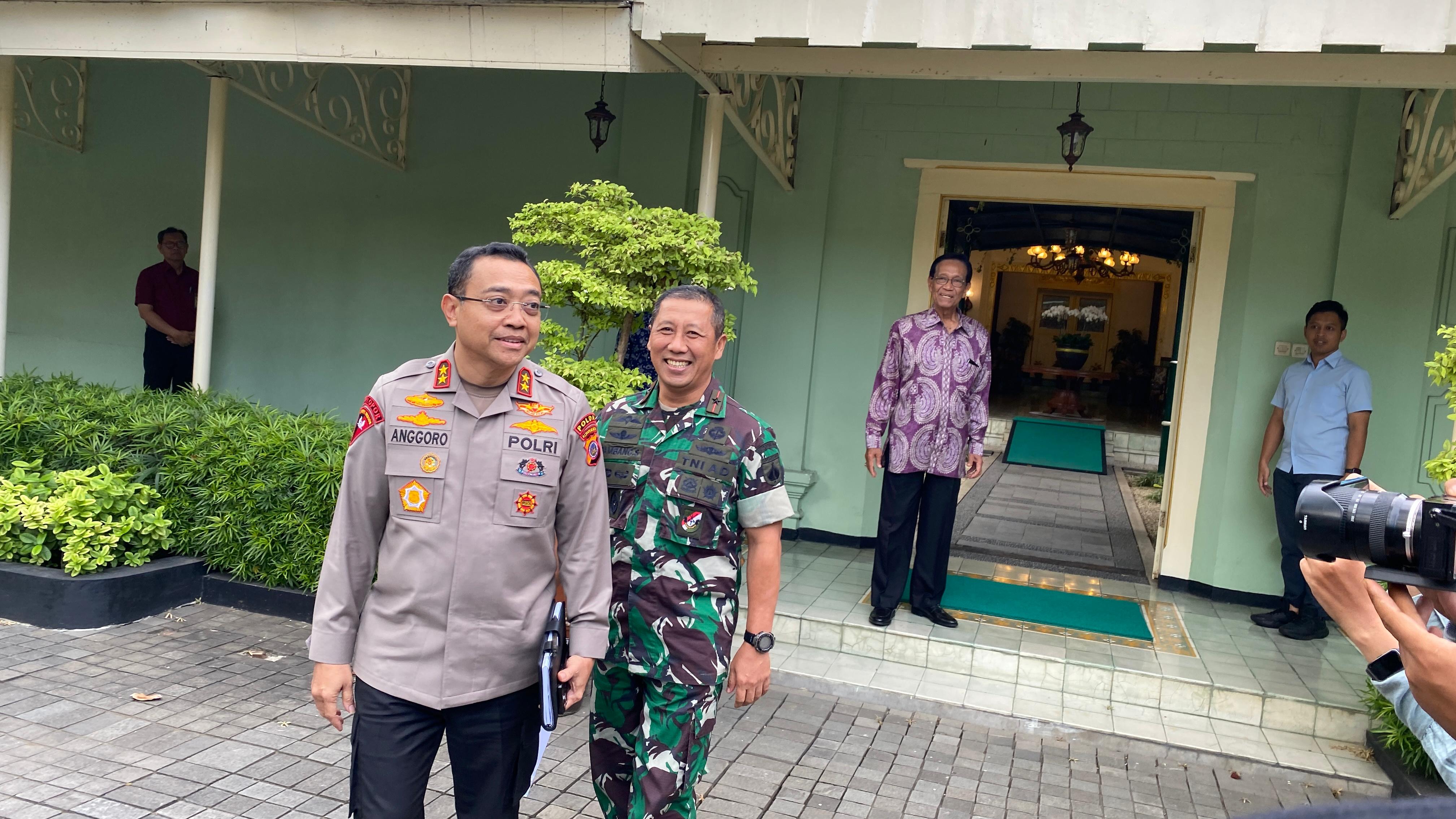 Danrem 072/Pamungkas Brigjen TNI Bambang Sujarwo dan Kapolda DIY Irjen Pol Anggoro Sukartono saat ditemui di Kompleks Kepatihan, Jogja, Selasa (2/9)