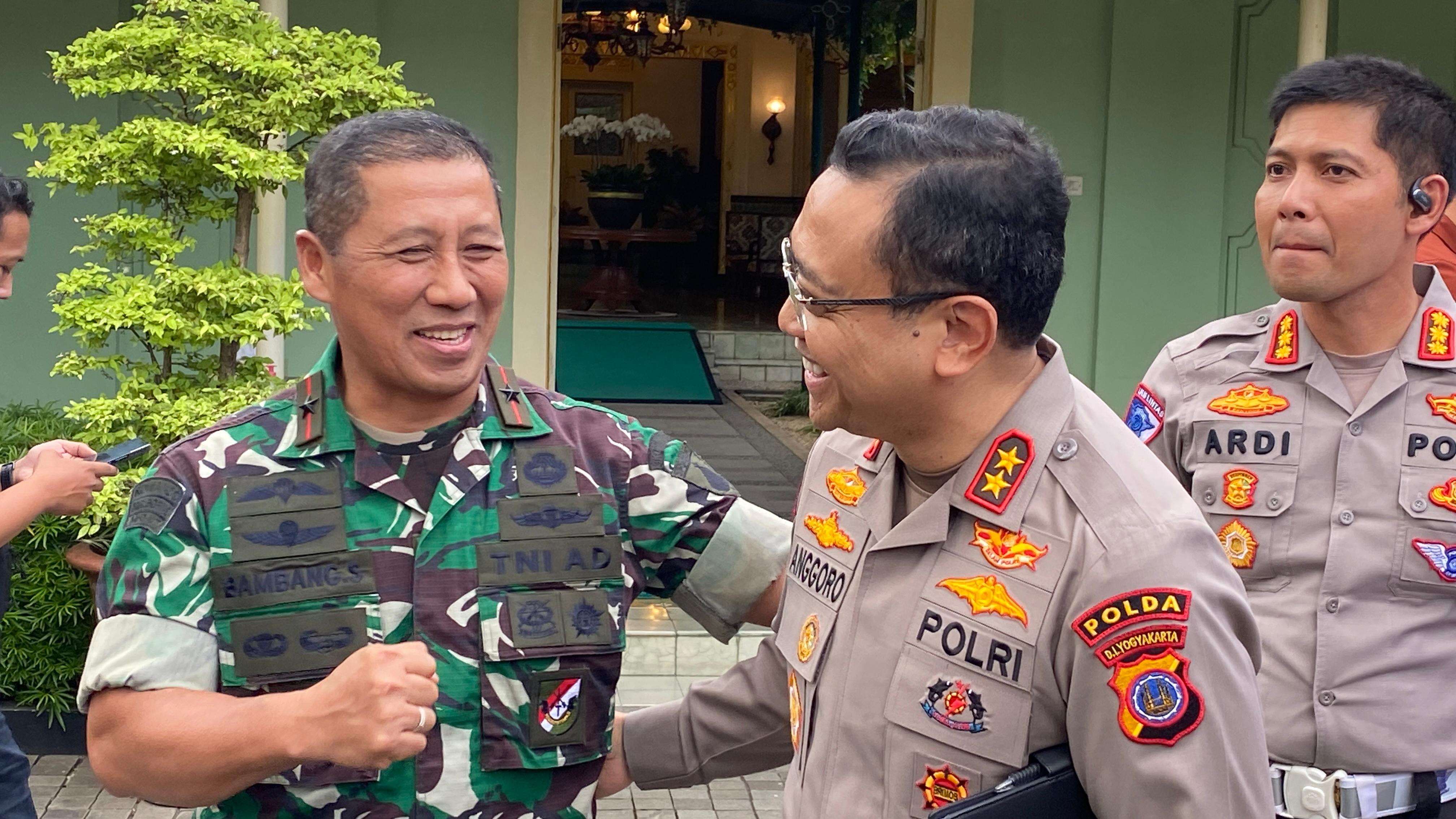 Danrem 072/Pamungkas Brigjen TNI Bambang Sujarwo dan Kapolda DIY Irjen Pol Anggoro Sukartono saat akan berpisah setelah pertemuan tertutup dengan Gubernur DIY HB X di Kepatihan Selasa (2/9).