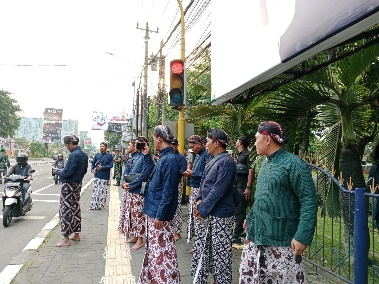 Paguyuban Nayantaka yang hadir ikut aksi demonstrasi di Pertigaan Revolusi UIN Sunan Kalijaga Selasa (2/9).