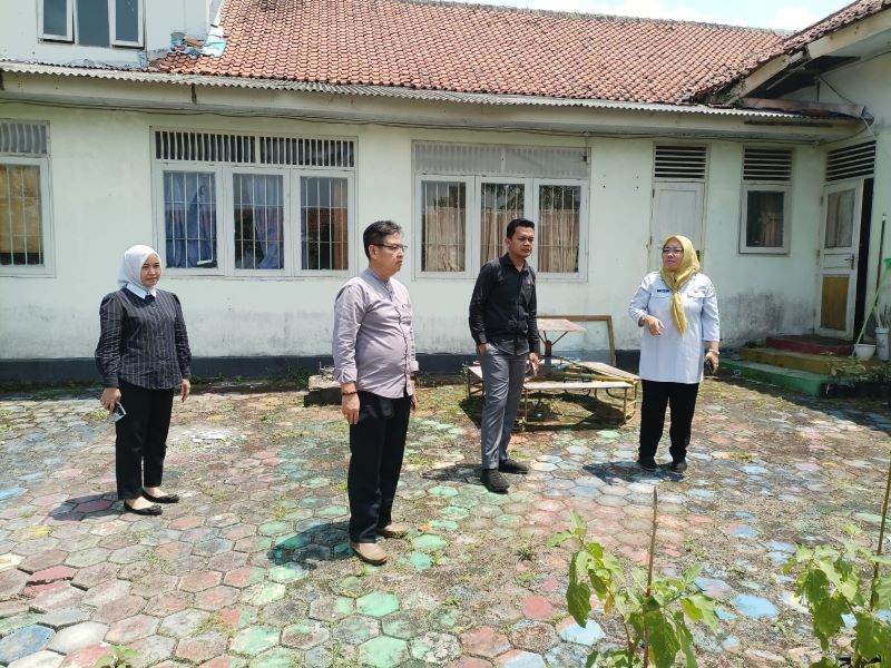 TURUN LAPANGAN: Rombongan Komisi D DPRD Kebumen mengecek kondisi bangunan Kantor Dinas Sosial Pemberdayaan Perempuan dan Perlindungan Anak (Dinsos P3A) Kebumen yang akan dibangun ulang Rabu (3/9).