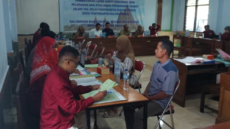 MENUNGGU: Penerima ganti untung Tol Jogja-YIA mendapatkan pencairan di Balai Kalurahan Banguncipto.&nbsp;