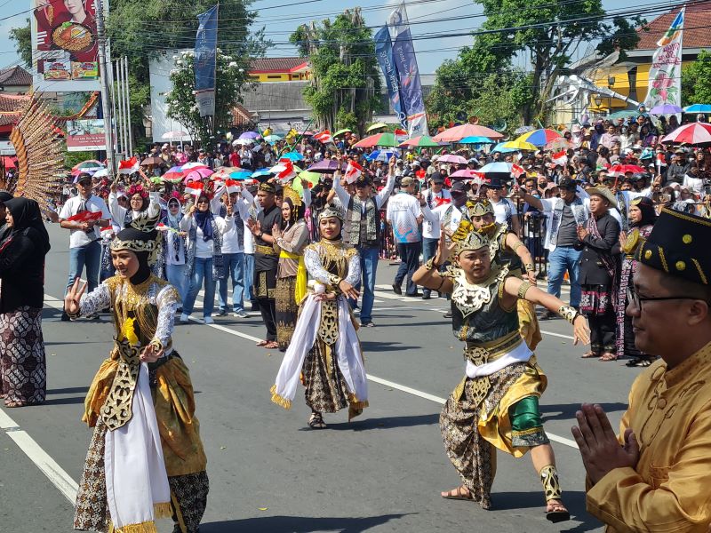 SEMARAK: Para kontingen tampil memukau di hadapan wali kota dan jajaran forkompimda Kota Magelang 2024 lalu.