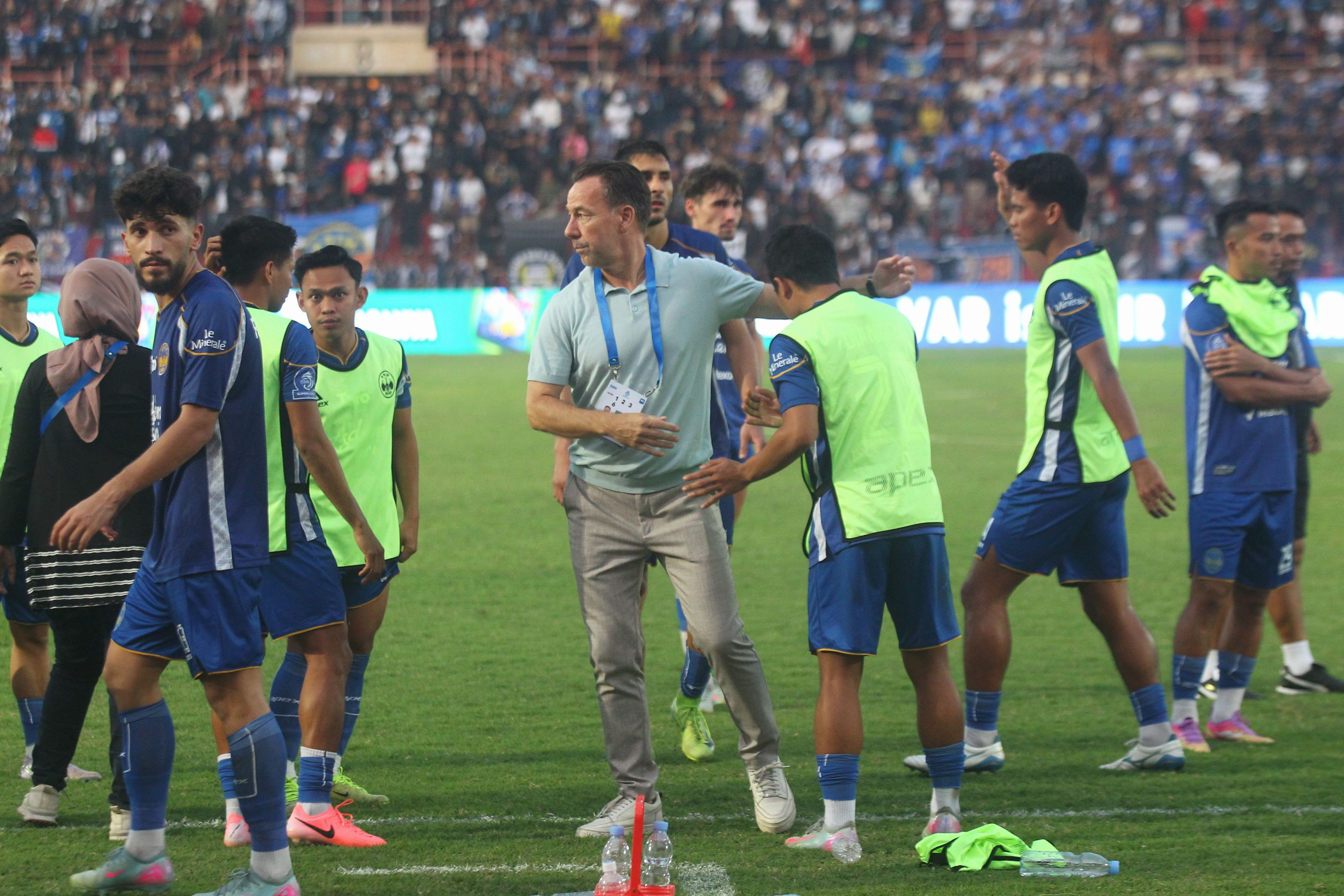 Pelatih PSIM Jogja Jean Paul van Gastel menyalami para pemainnya