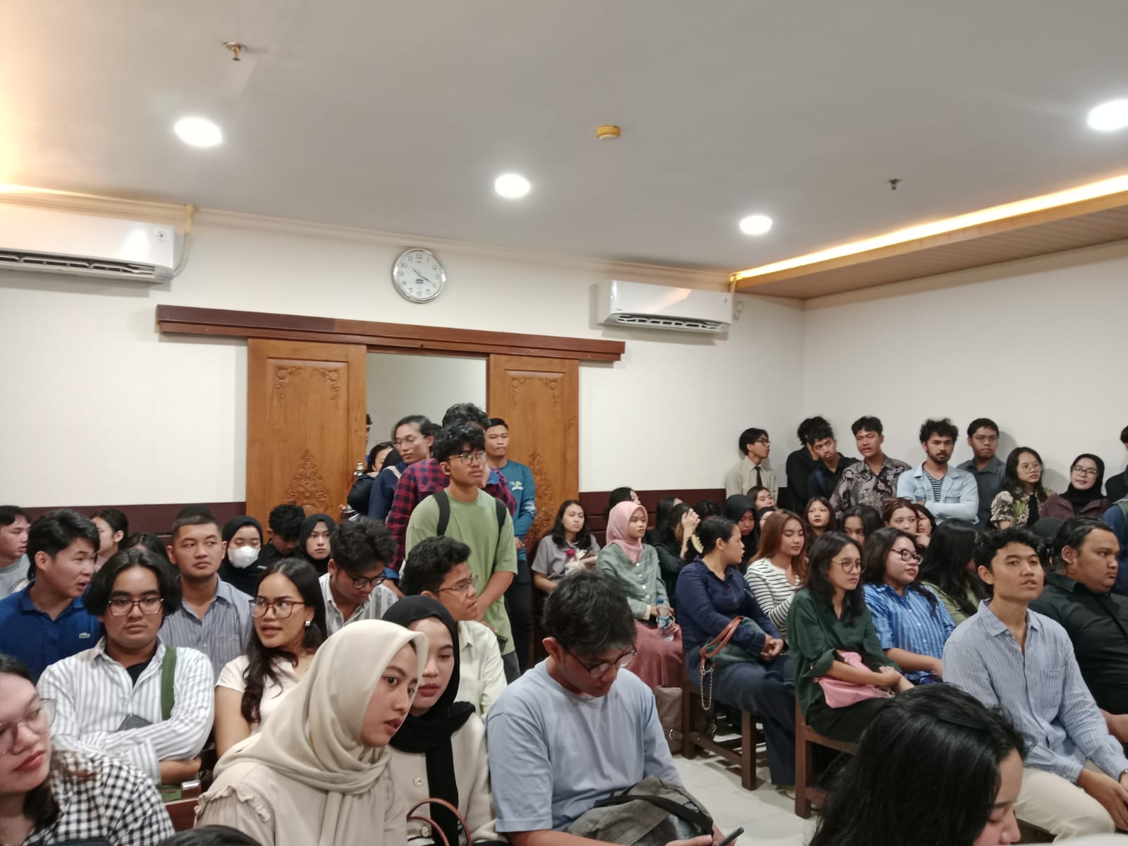 Kondisi ruang sidang di PN Sleman tidak cukup. Ada yang harus menunggu di luar ruangan (3/9/2025).