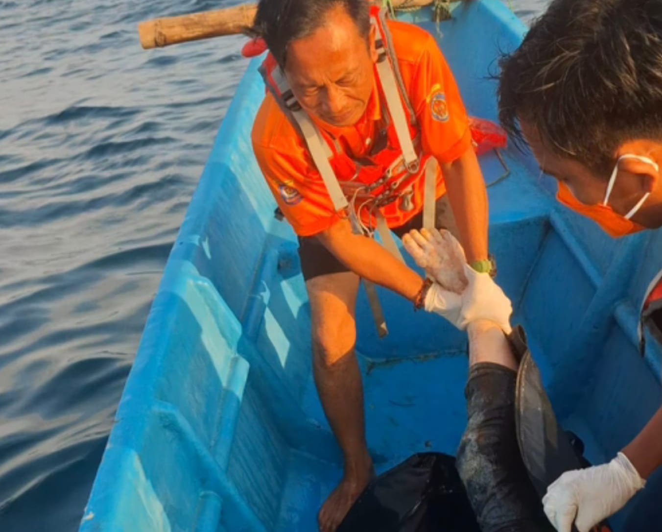 Tim SAR mengevakuasi jasad yang terapung di tengah lautan Pantai Baron pada Rabu pagi (1/9/2025).