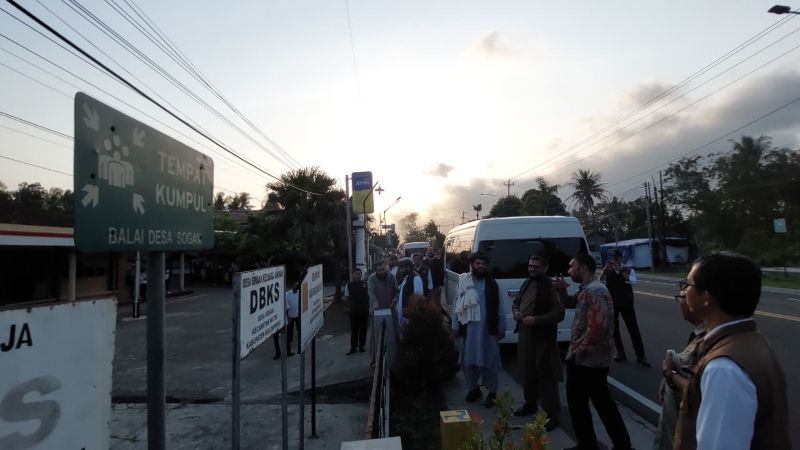 PENANGANAN BENCANA GEMPA BUMI: Pejabat Afghanistan belajar meningkatkan kesiapsiagaan saat terjadi gempa, mereka mengunjungi Balai Desa Sogan sebagai lokasi titik kumpul saat bencana.&nbsp;