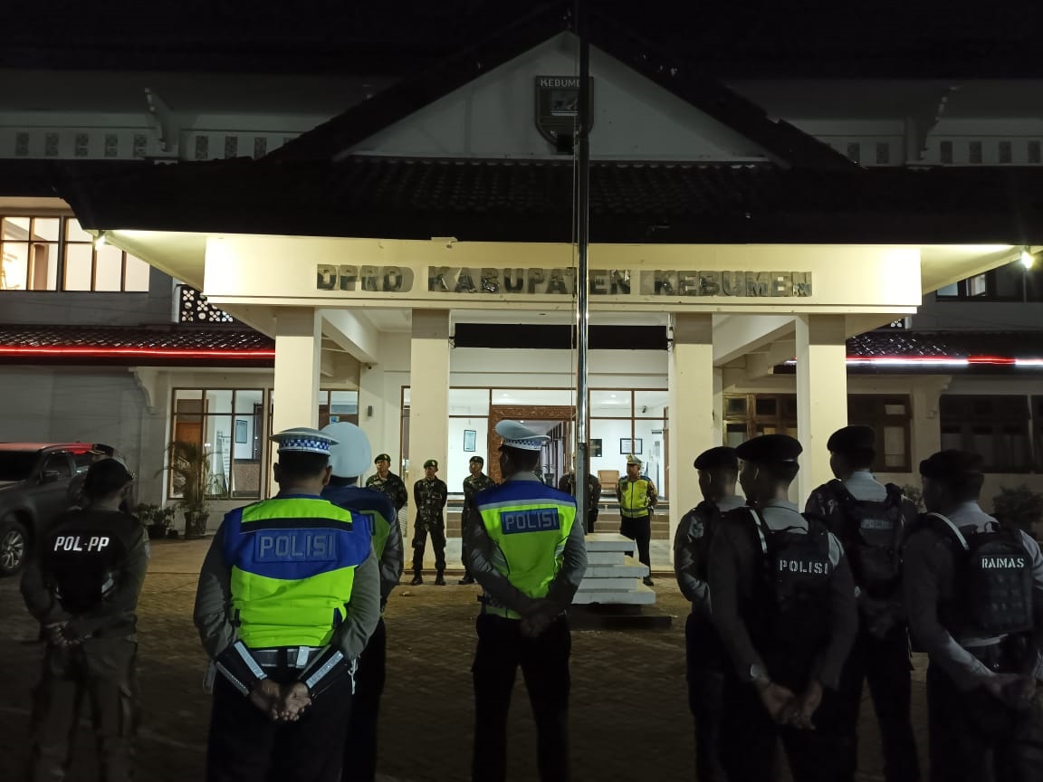 Personel gabungan dari unsur TNI-Polri menggelar apel bersama di gedung DPRD Kebumen sebelum patroli skala besar menyisir titik rawan di wilayah Kebumen, Rabu (3/9) malam. (M Hafied/Radar Jogja)  &nbsp;