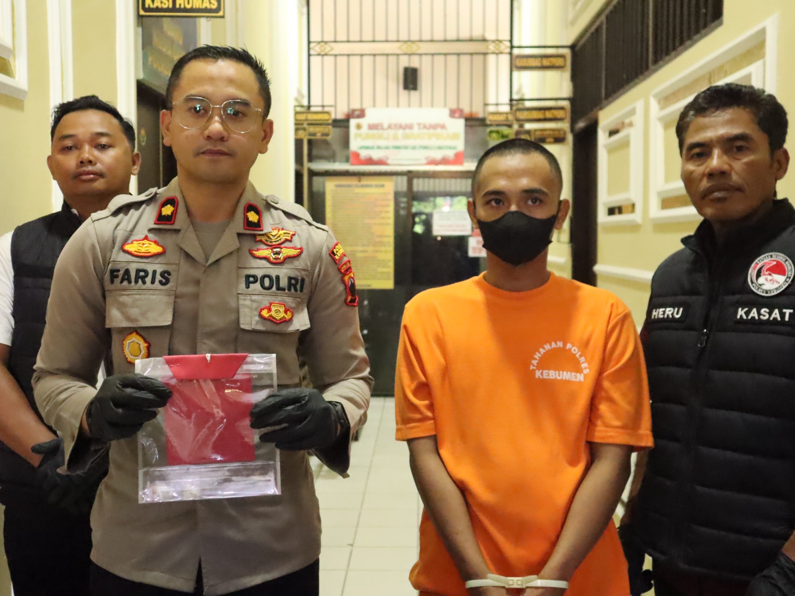 Wakapolres Kebumen Kompol Faris Budiman menginterogasi seorang sopir berinisial ENS, 30, yang terjerat kasus penyalahgunaan narkotika jenis sabu.