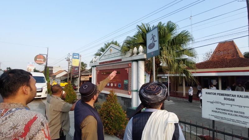 PENANGANAN BENCANA GEMPA BUMI: Pejabat Afghanistan belajar meningkatkan kesiapsiagaan saat terjadi gempa, mereka mengunjungi Balai Desa Sogan sebagai lokasi titik kumpul saat bencana.&nbsp;