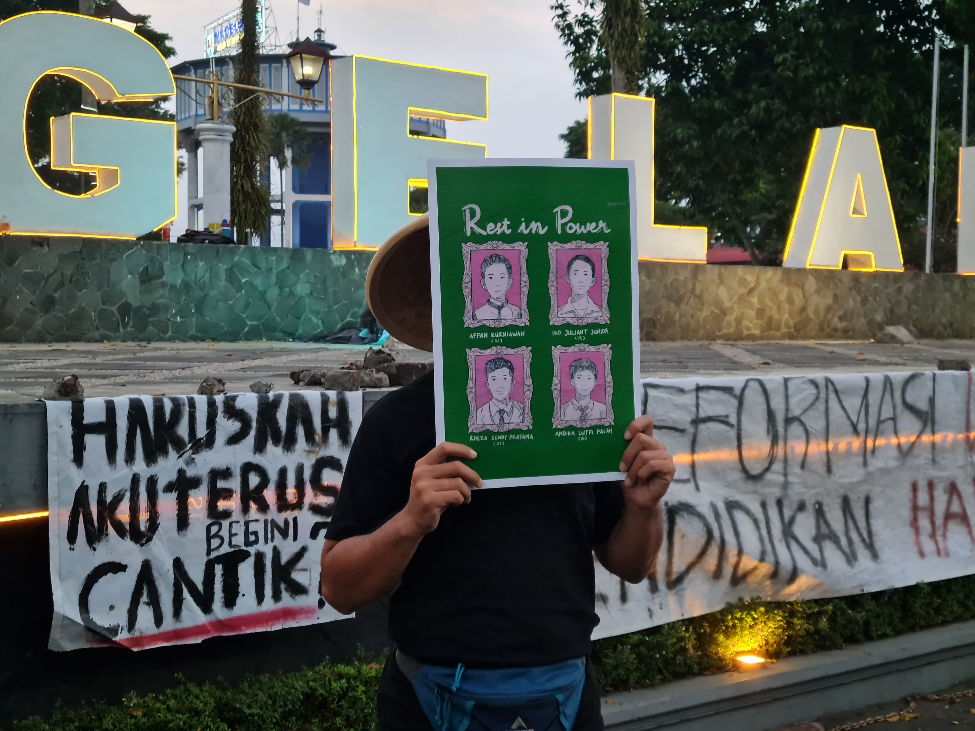 Aksi Kamisan di Alun-Alun Kota Magelang,&nbsp;Puluhan Aktivis Bagikan Sayur sambil Kenang Korban Demonstrasi