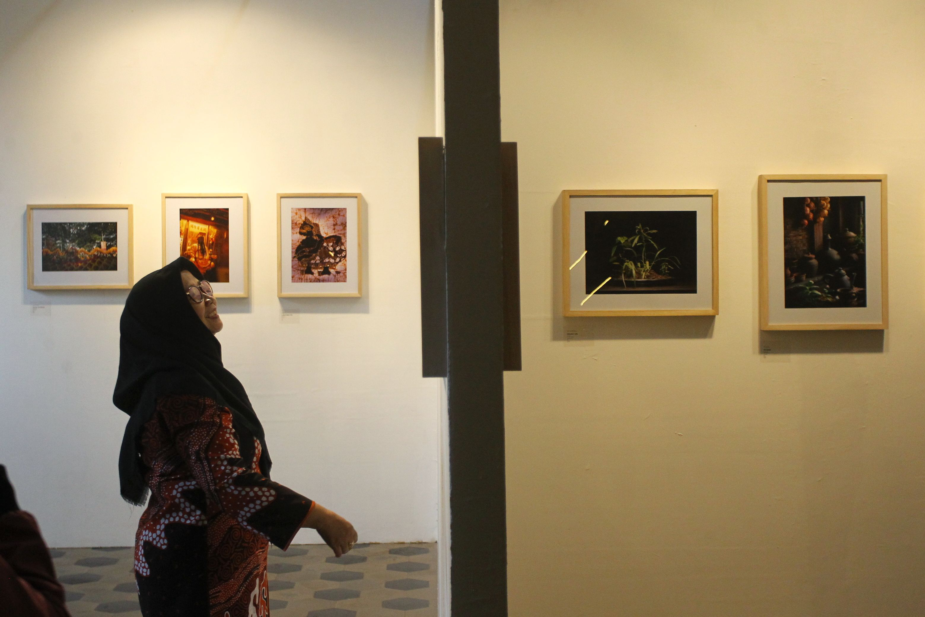 Kepala TBY Purwiati melihat pameran