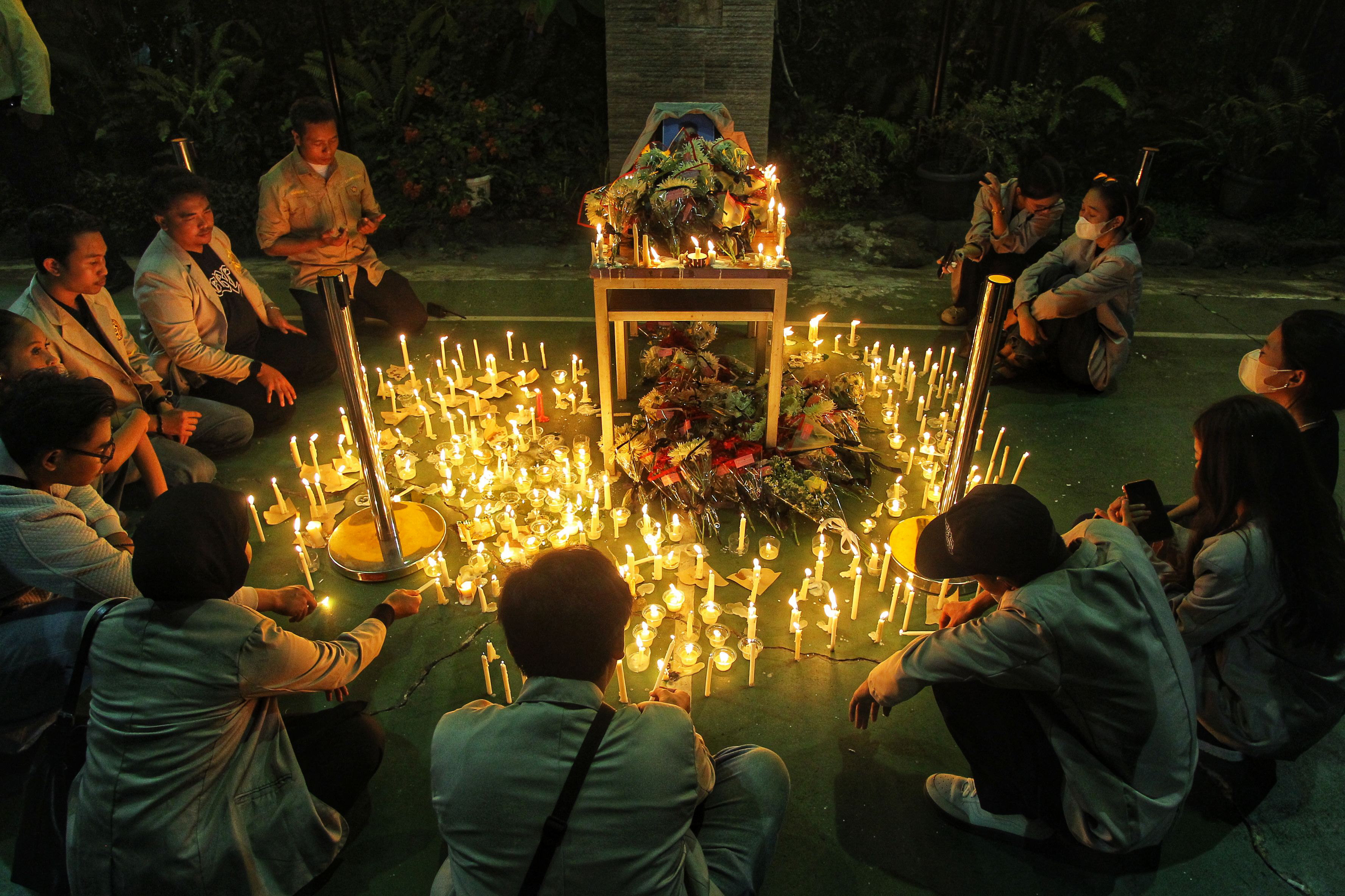 Mahasiswa Universitas Amikom Jogja menyalakan lilin sebagai bentuk solidaritas untuk Rheza Sendy Pratama yang meninggal usai mengikuti aksi di seputaran Mapolda DIJ beberapa hari yang lalu,