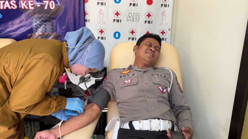 SAKIT SEDIKIT: Personel Satlantas Polres Kulon Progo melakukan transfusi donor darah.&nbsp;