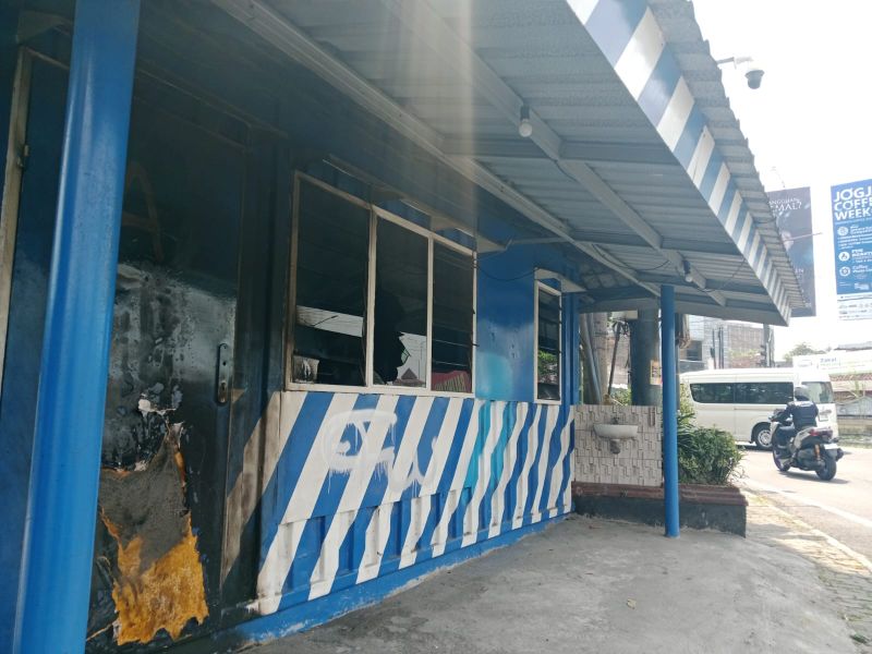 SEPI: Pos Polisi Monjali tampak bekas terbakar.