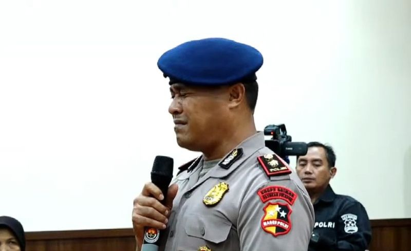 Kompol Cosmas Kaju Gae, resmi dijatuhi sanksi Pemberhentian Tidak dengan Hormat (PTDH) buntut menabrak driver ojol Affan Kurniawan dengan Rantis Brimob hingga akhirnya meregang nyawa.