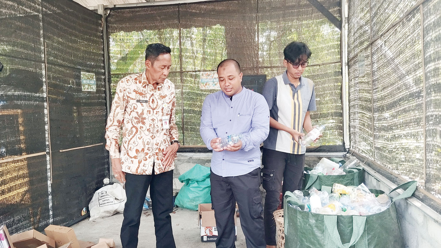 BERIKAN APRESIASI: Wakil Bupati Bantul Aris Suharyanta sedang berada di rumah pilah sampah di Perumahan Pringgading Permai, Kembang Putihan, Guwosari, Pajangan, kemarin (4/9).