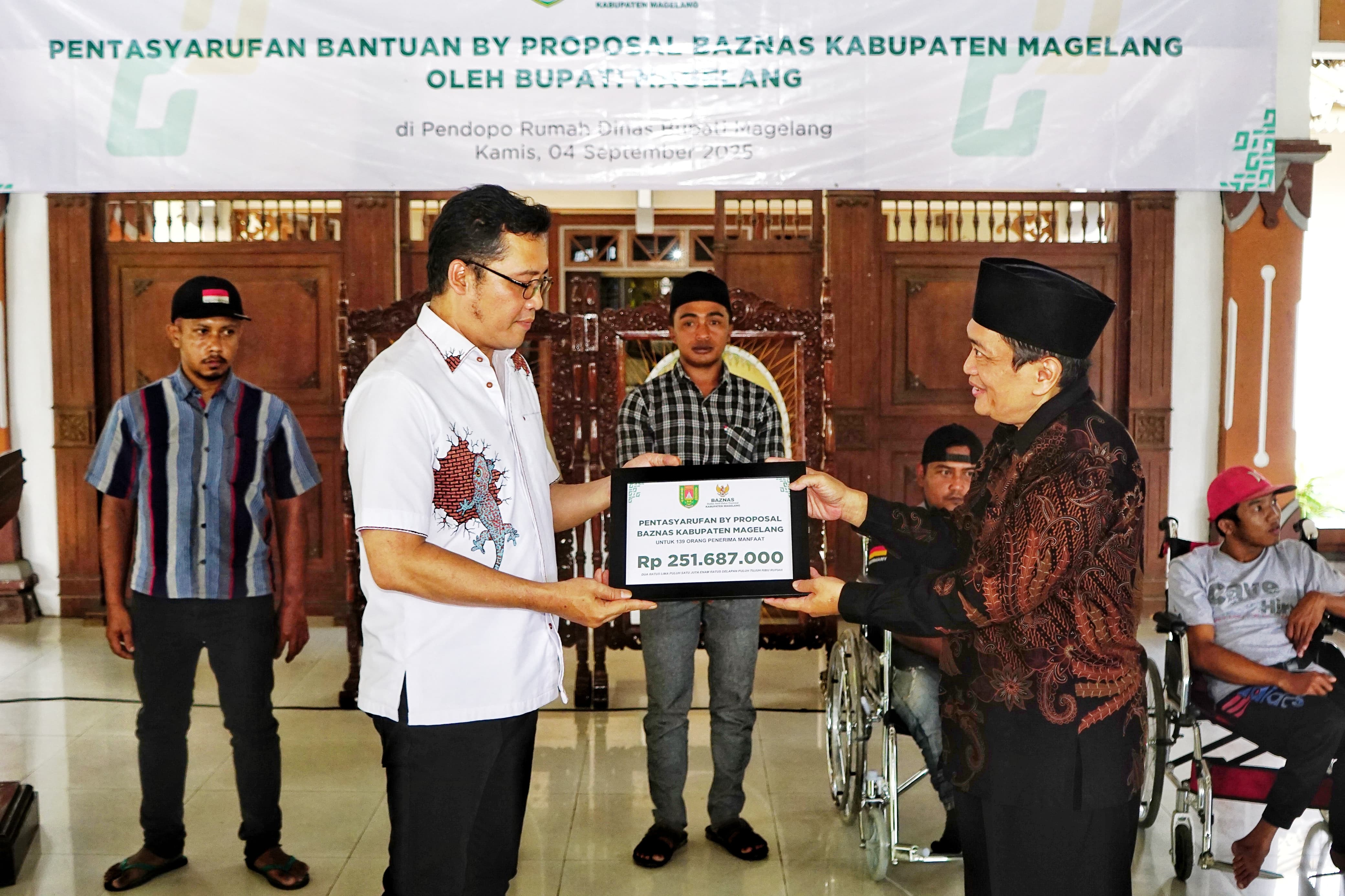 Bupati Magelang menyerahkan bantuan kepada warga di Pendopo Merapi, Rumah Dinas Bupati Magelang, Kamis (4/9).