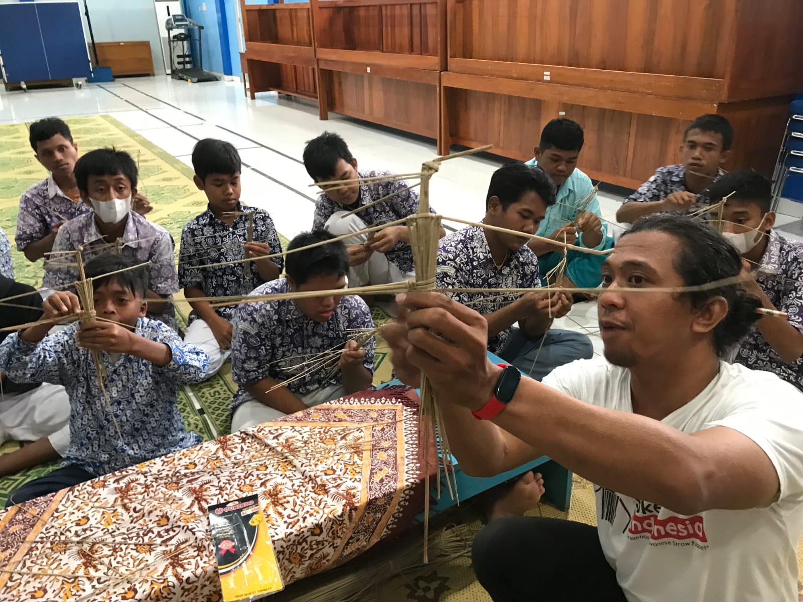 Siswa SLBN 1 Kulon Progo membuat wayang suket sebagai program latihan.
