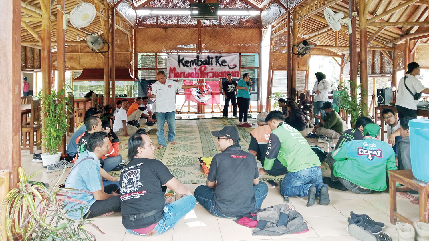 SITUASI TIDAK KONDUSIF: FOYB menggelar diskusi bersama di Rumah Makan Mertamu, Ngentak, Sinduharjo, Kapanewon Ngaglik, kemarin (4/9).