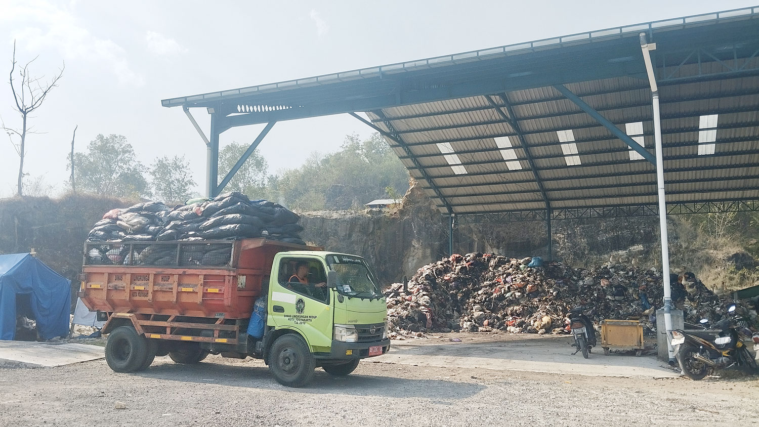 MENUMPUK: Armada Truk DLH Kota Jogja mengirim sampah ke ITF Bawuran, kemarin (4/9).