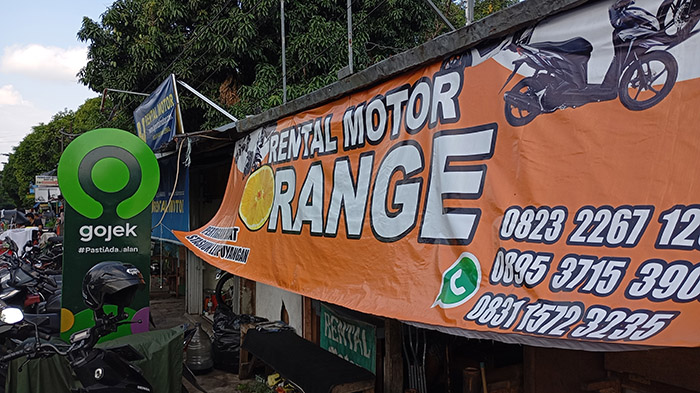 MEMFASILITASI WISATAWAN: Suasana di depan Rental Orange Motor yang terletak di sekitar Stasiun Lempuyangan, Kamis (4/9/2025).