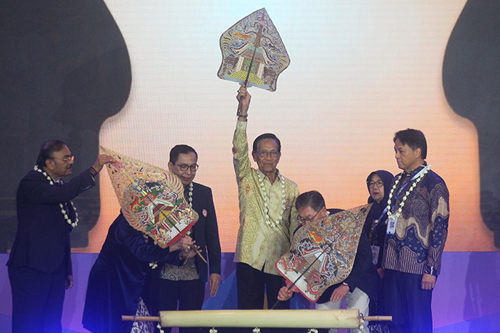 FORUM AHLI MEDIS: Gubernur DIJ Hamengku Buwono X (tengah) mengangkat gunungan wayang yang menandai pembukaan The 6th Asia Oceania Congress of Neurorehabilitation (AOCNR) 2025.