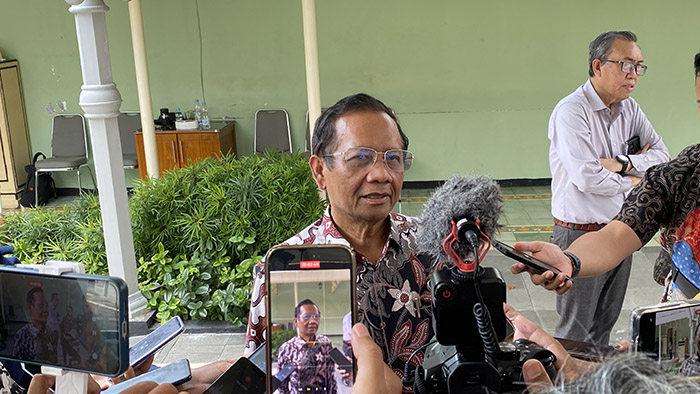 Mantan Menteri Koordinator Bidang Politik, Hukum dan Keamanan Indonesia periode 2019-2024 Profesor Mahfud MD melakukan kunjungan ke Kantor Kepatihan, Jogja, Kamis (4/9/2025)
