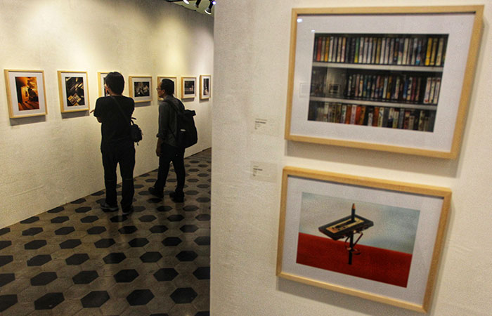 MENARIK PERHATIAN PENGUNJUNG: Pengunjung mengamati karya foto yang dipajang dalam pameran Rana Budaya #3 bertemakan