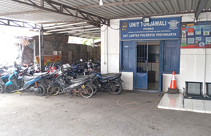 LENGANG: Situasi Pos Polisi Pingit di Jalan Kyai Mojo, Bumijo, Jetis, Kota Jogja pascapelemparan bom molotov kemarin (4/9).