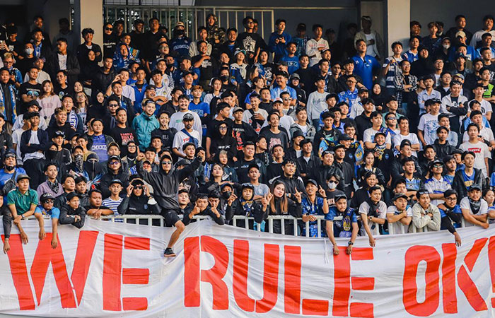 Para suporter PSIM saat memberikan dukungan bagi para pemain melalui tribun penonton