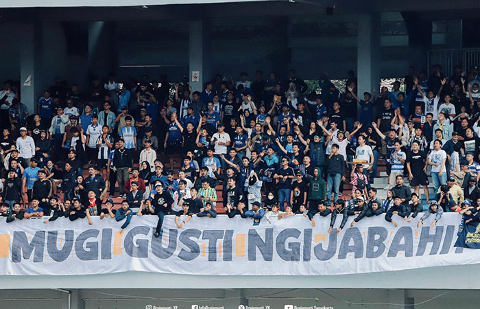 Para suporter PSIM saat memberikan dukungan bagi para pemain melalui tribun penonton