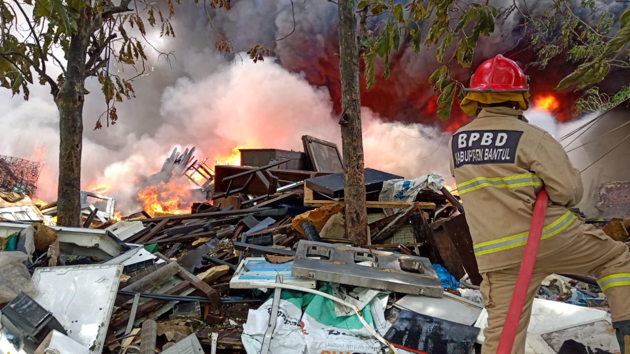 Petugas BPBD Bantul sedang memadamkan kebakaran